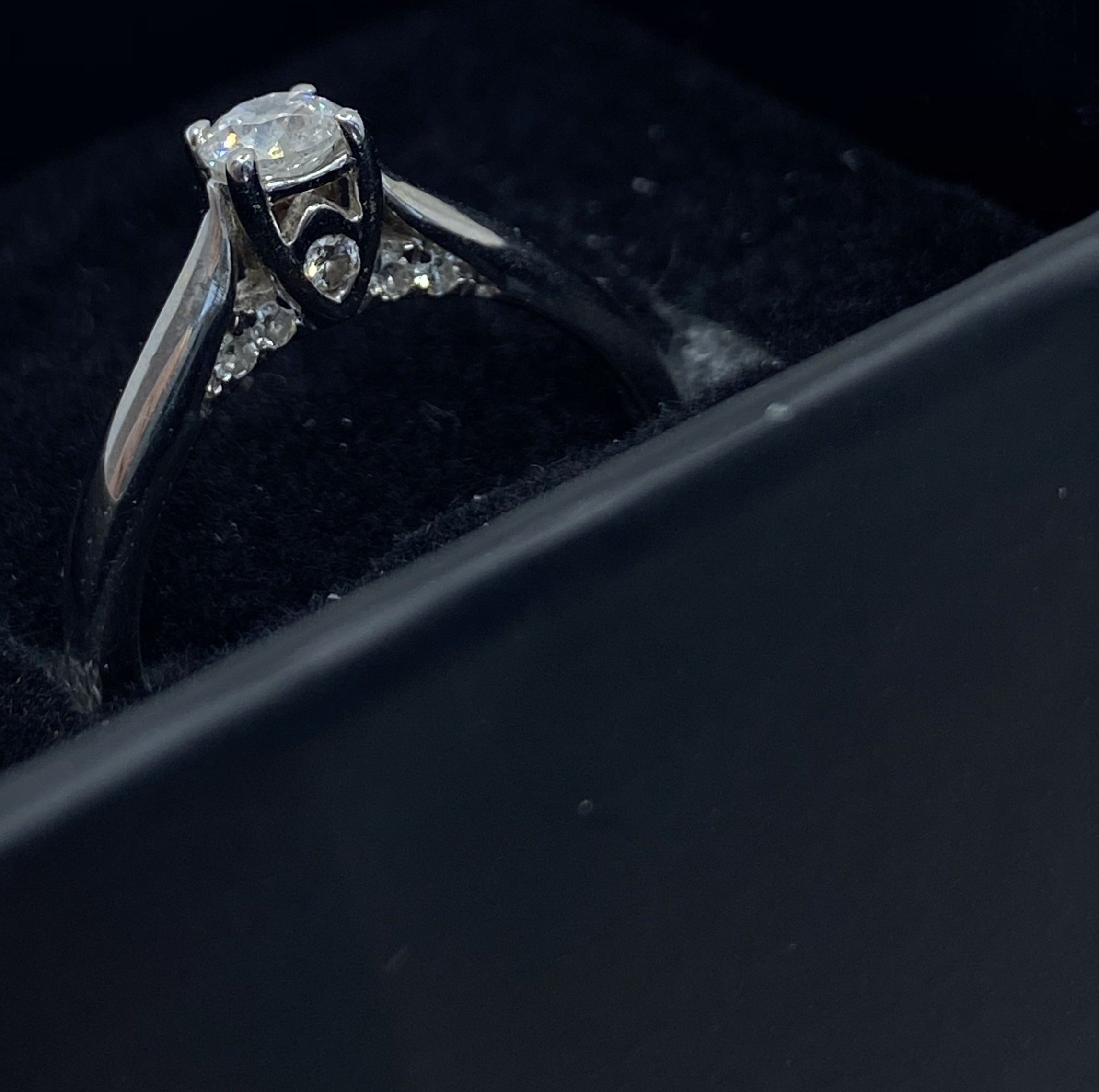 18ct White Gold & Diamond - HJ006 - Hallmark Jewellers Formby & The Jewellers Bench Widnes